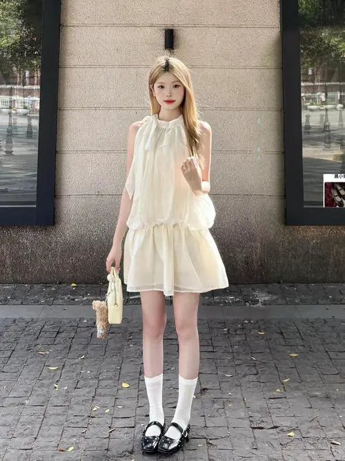 白色裙子太短怎么搭配