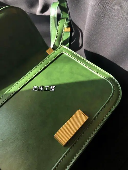 墨绿色双肩包怎么搭配