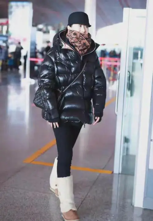 穿羽绒服配什么包