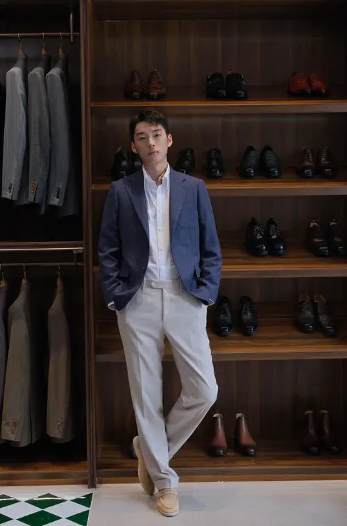 西服偏大怎么搭配衣服