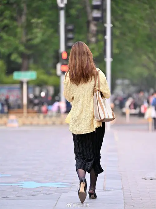 波点高跟鞋怎么搭配