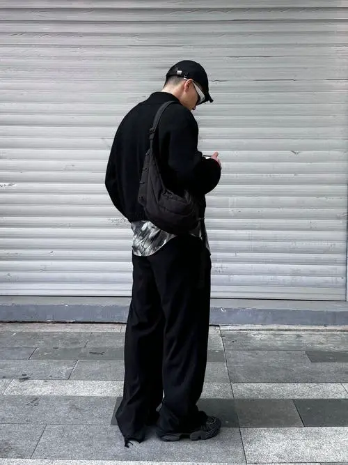 男士黑色花衬衫怎么搭配图片欣赏