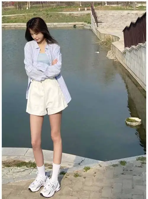 夏季白色短裤怎么搭配