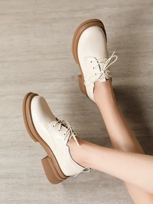 白底皮鞋怎么搭配