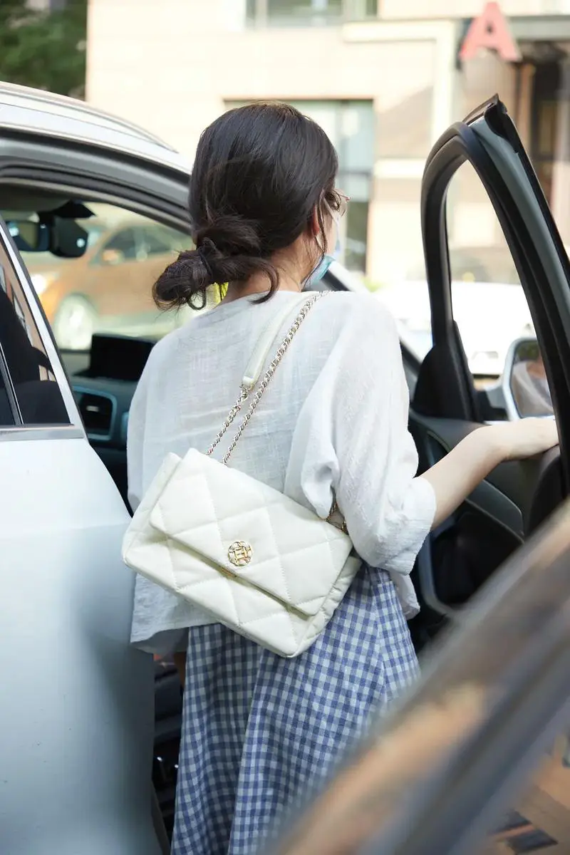 白色大包包怎么搭配