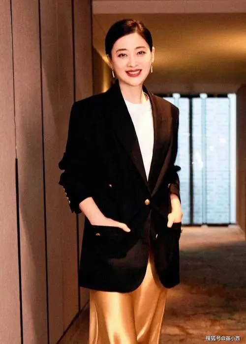 上身蕾丝下身怎么搭配衣服