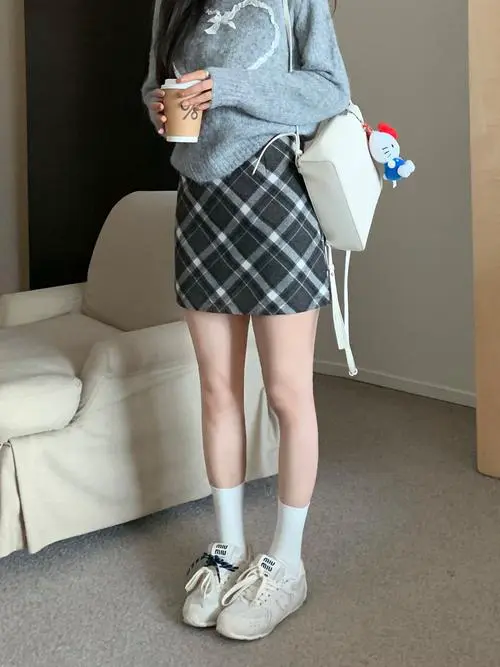 小格子短裙怎么搭配上衣图片欣赏