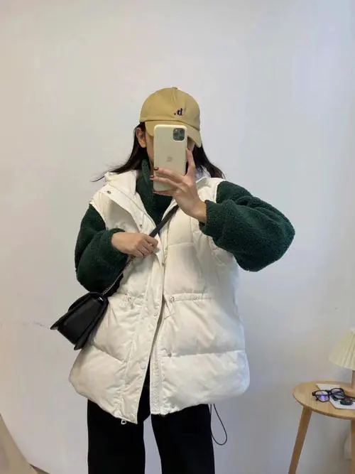 白色羽绒服马甲怎么搭配好看