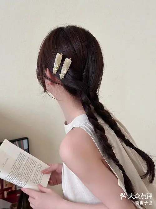 荷兰双马尾头怎么搭配