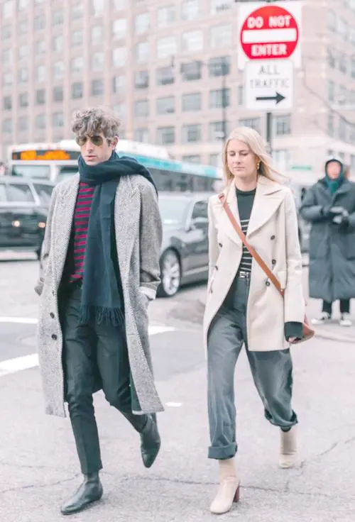 小黑短靴怎么搭配衣服