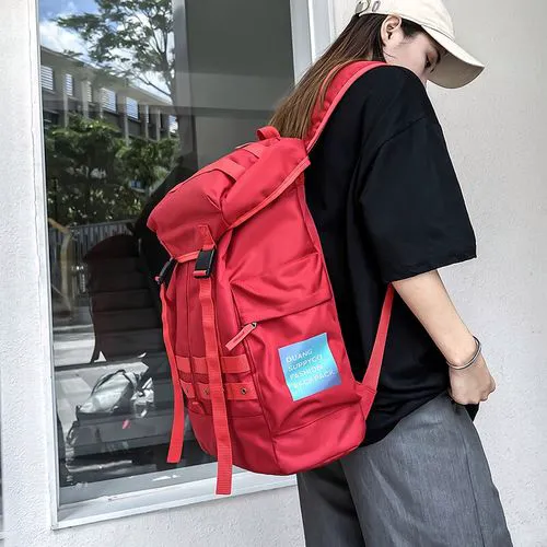 红色双肩背包怎么搭配