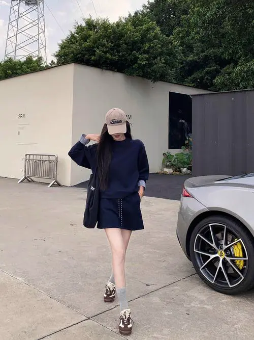 卫衣套裙怎么搭配