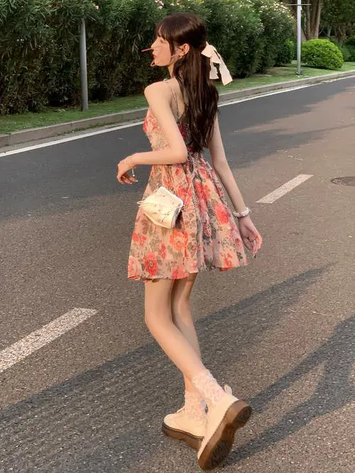 背带碎花裙怎么搭配