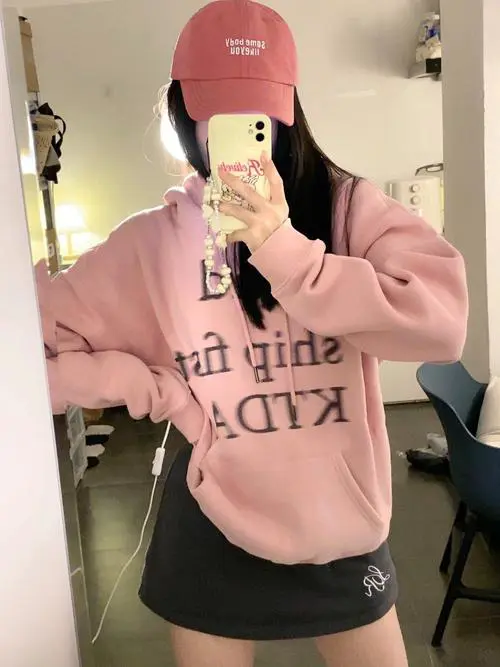 粉色中长款卫衣怎么搭配好看