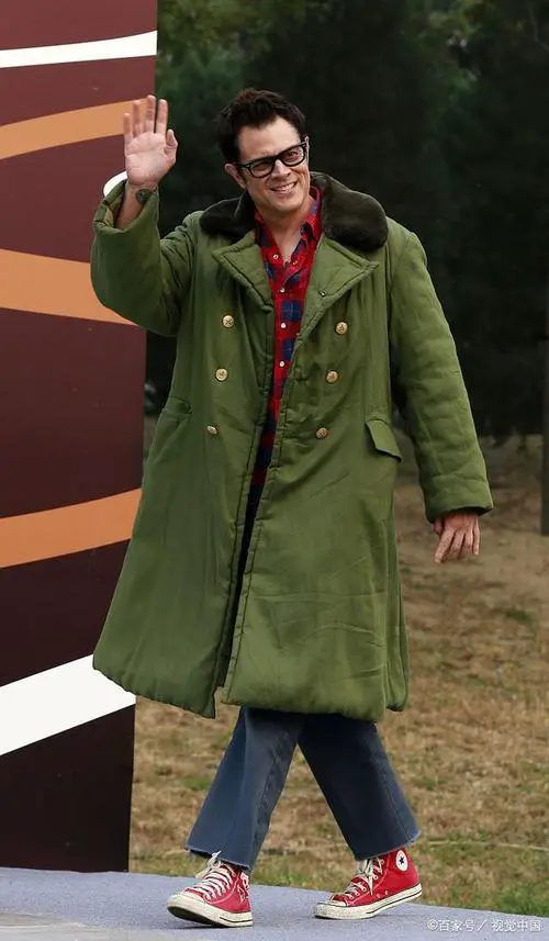军绿色皮风衣怎么搭配图片