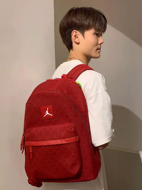 红色双肩背包怎么搭配