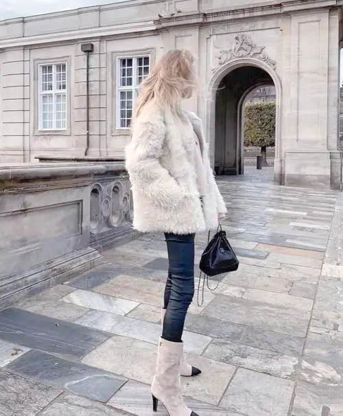 小黑短靴怎么搭配衣服