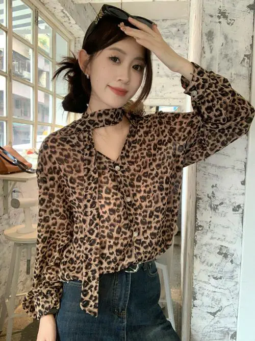 条纹豹纹上衣怎么搭配