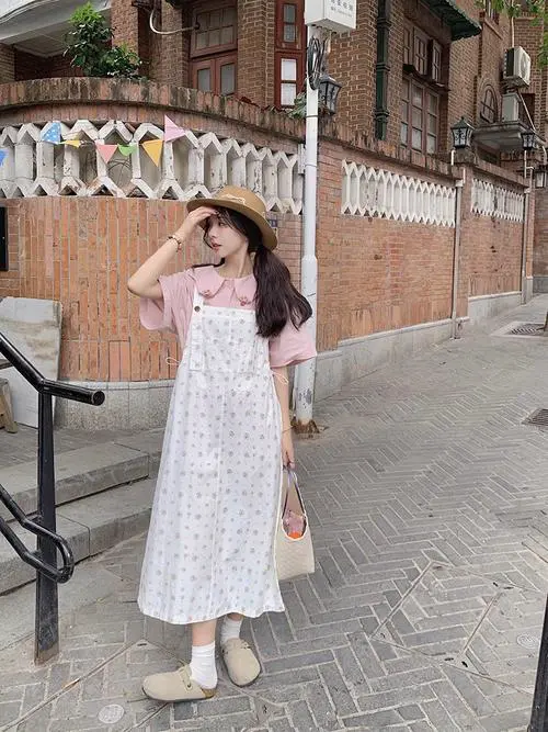 背带碎花裙怎么搭配