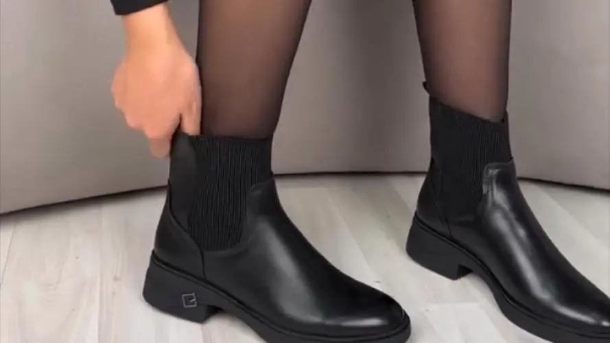 小黑短靴怎么搭配衣服