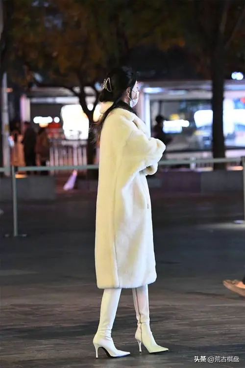 小白靴怎么搭配衣服