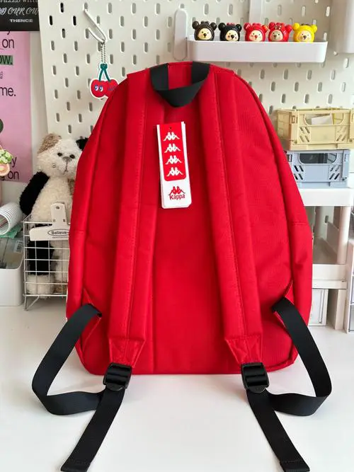 红色双肩背包怎么搭配