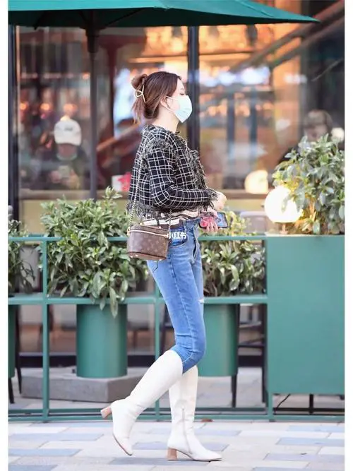 小白靴怎么搭配衣服