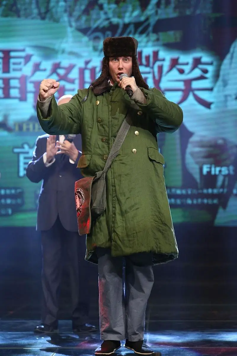 军绿色皮风衣怎么搭配图片