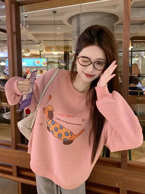 粉色中长款卫衣怎么搭配好看吗