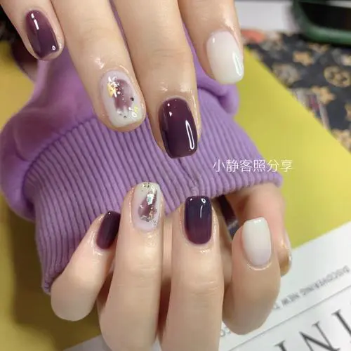 紫色指甲油怎么搭配