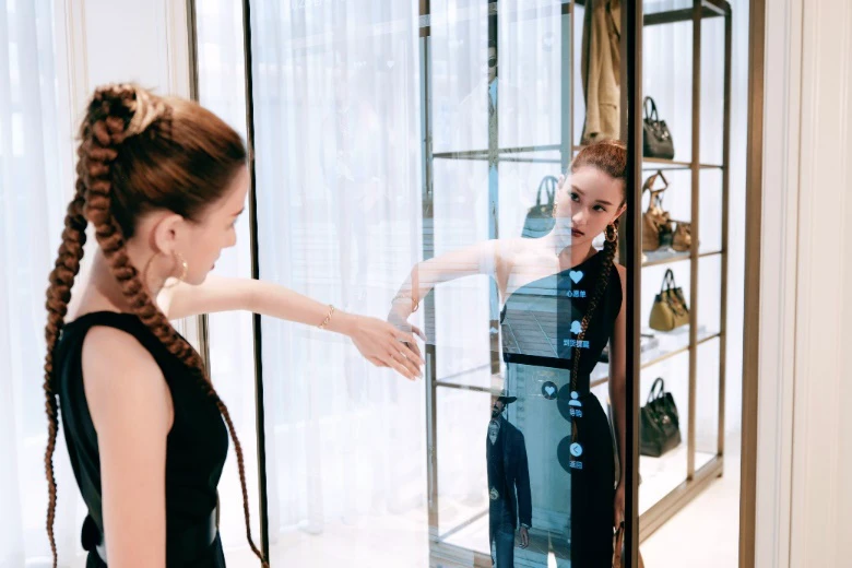 窗户外的女人 中度可信度描述已自动生成