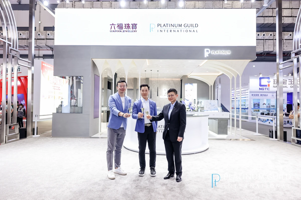 C:\Users\lenovo\Desktop\4.13新闻稿\10.国际铂金协会（PGI）中国区董事总经理潘佩佩女士、国际铂金协会（PGI）中国区行业发展与营销总监叶翔先生、六福集团华南区业务总监赵家辉先生出席2023 「 DiaPure x Pt 」 系列钻饰发布会现场.JPG10.国际铂金协会（PGI）中国区董事总经理潘佩佩女士、国际铂金协会（PGI）中国区行业发展与营销总监叶翔先生、六福集团华南区业务总监赵家辉先生出席2023 「 DiaPure x Pt 」 系列钻饰发布会现场