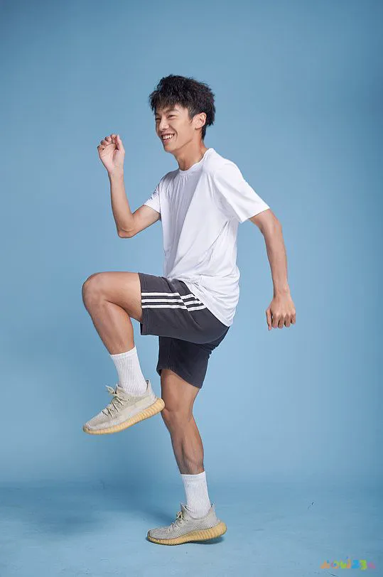 蹲坐动作参考_快速蹲坐运动图片_蹲坐的标准动作图片