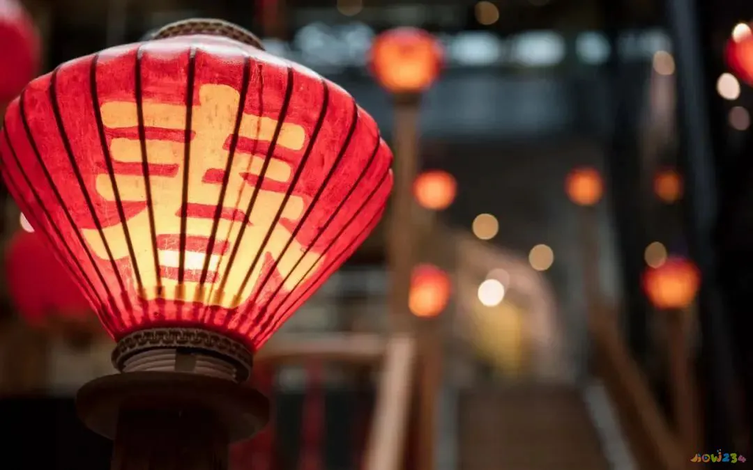 坐椅子上抬起腿的好处_坐在椅子上抬腿能练腹肌吗_坐椅子上做抬腿运动