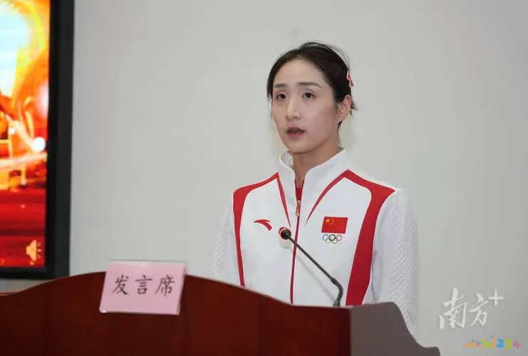 体操扩胸运动_体操队员挺胸照_体操运动的胸