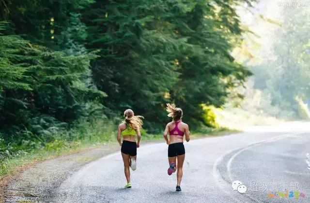 快速蹲坐运动图片_蹲坐动作参考_蹲坐的标准动作图片