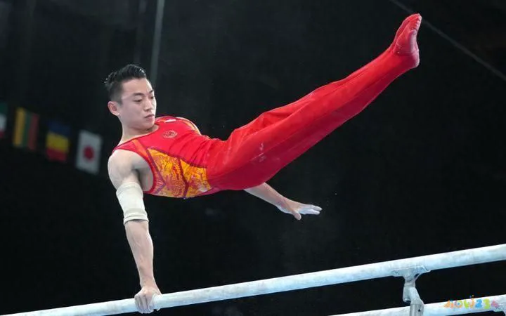 体操扩胸运动_体操运动的胸_体操队员挺胸照