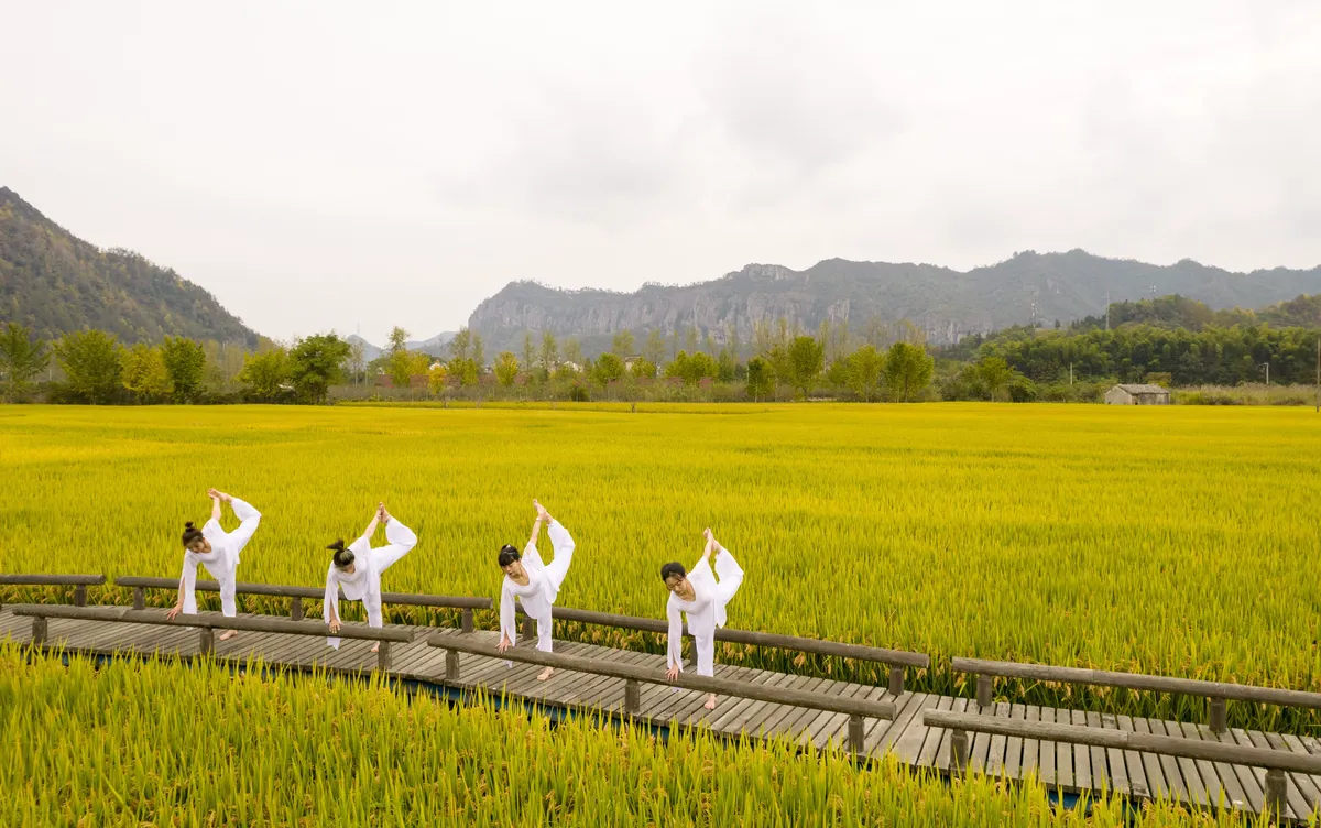 大腿外侧伸展运动视频_大腿外侧伸展运动_伸展大腿外侧的瑜伽体式