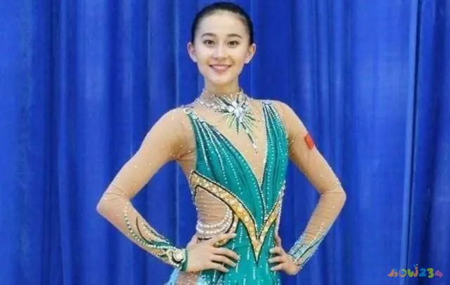 体操队员挺胸照_体操扩胸运动_体操运动的胸