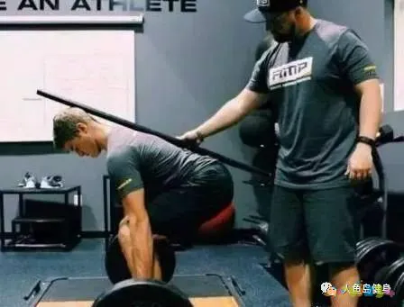 深蹲髋关节运动损伤_关节损伤运动深蹲髋关节疼痛_深蹲髋关节做什么运动