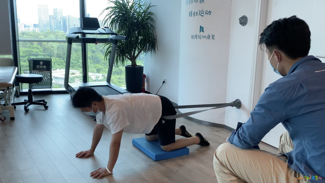 深蹲髋关节运动损伤_关节损伤运动深蹲髋关节疼痛_深蹲髋关节受限