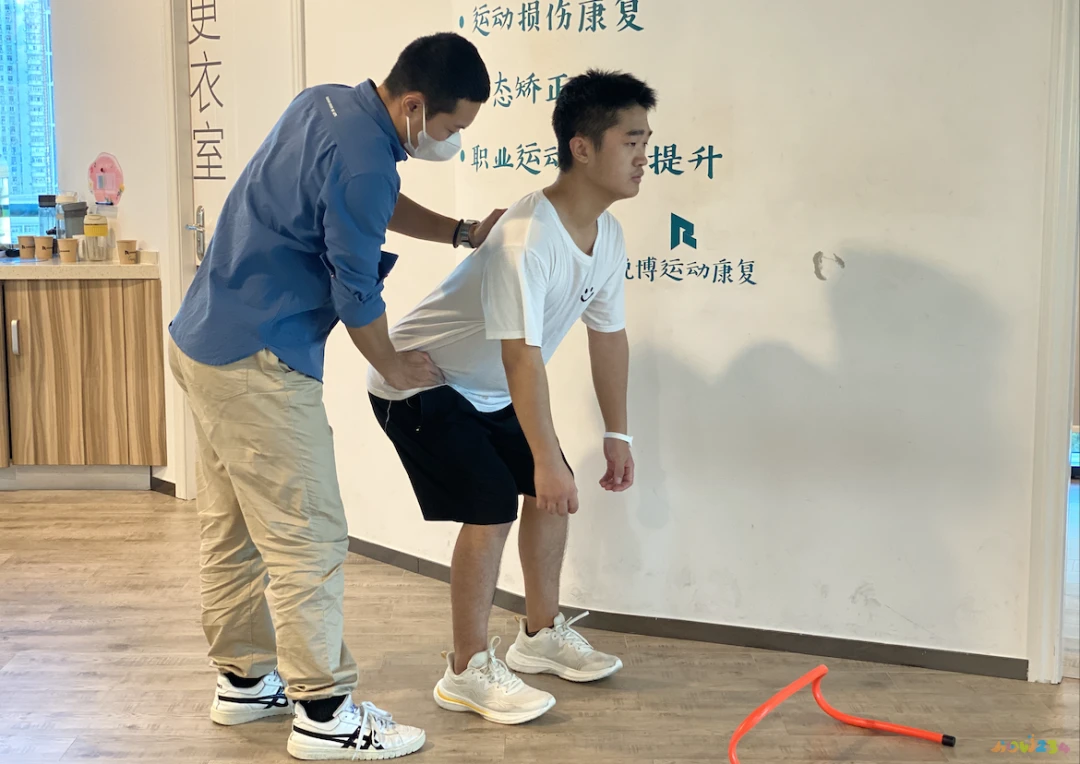 深蹲髋关节受限_深蹲髋关节运动损伤_关节损伤运动深蹲髋关节疼痛