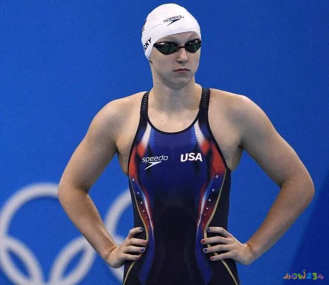 体操含胸名词解释_体操运动的胸_体操队员挺胸照