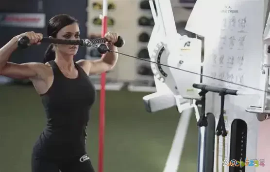 练肩rm_什么运动练肩_练肩的健身动作