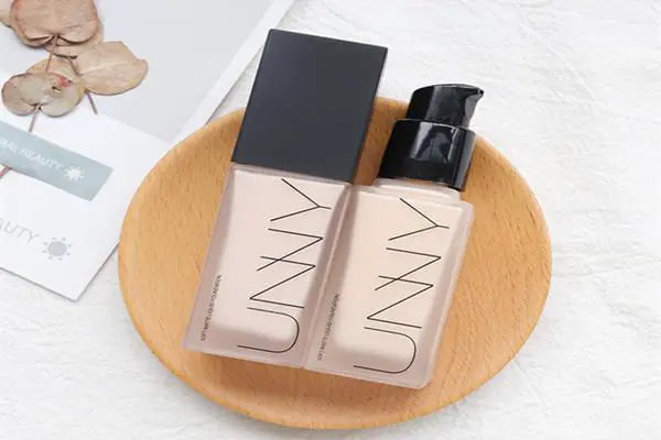 素颜霜和粉底液哪个对皮肤好点