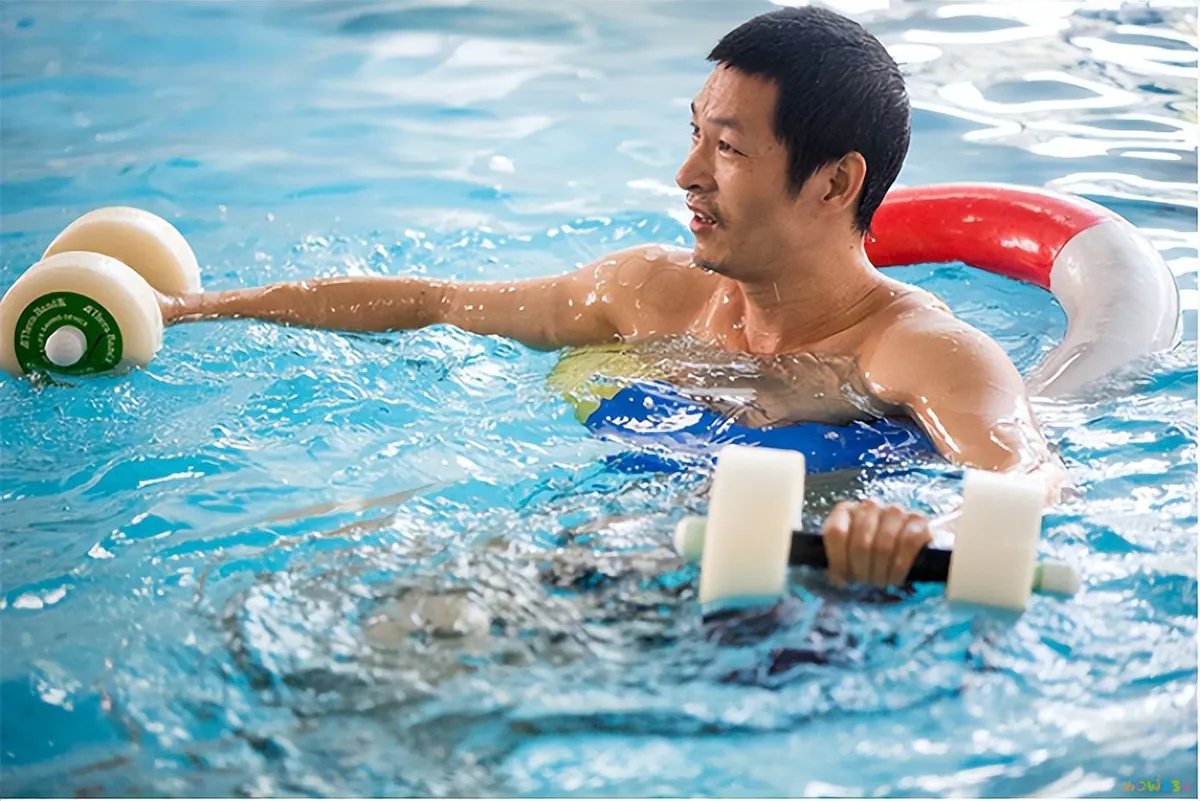 椅子抬腿法_坐椅子上做抬腿运动_坐在椅子上抬腿有什么好处