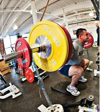 深蹲髋关节运动损伤_深蹲髋关节受伤_关节损伤运动深蹲髋关节疼