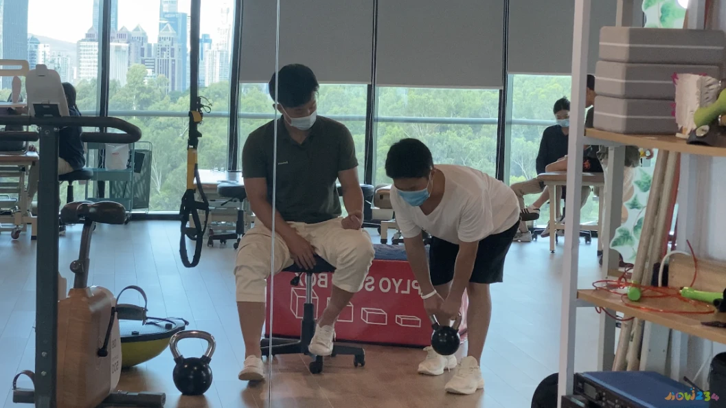 关节损伤运动深蹲髋关节疼痛_深蹲髋关节受限_深蹲髋关节运动损伤