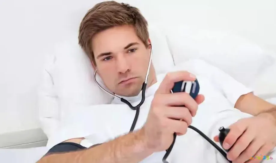 坐椅子上做抬腿运动_坐在椅子上抬腿有什么好处_椅子抬腿法