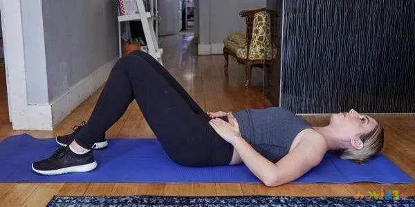 居家锻炼腰部的动作视频_家里锻炼腰部方法视频_在家做什么运动对腰好